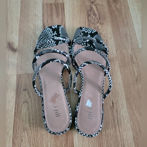 ‼️SOLD‼️Snake Print sandals - Picture 2 of 5